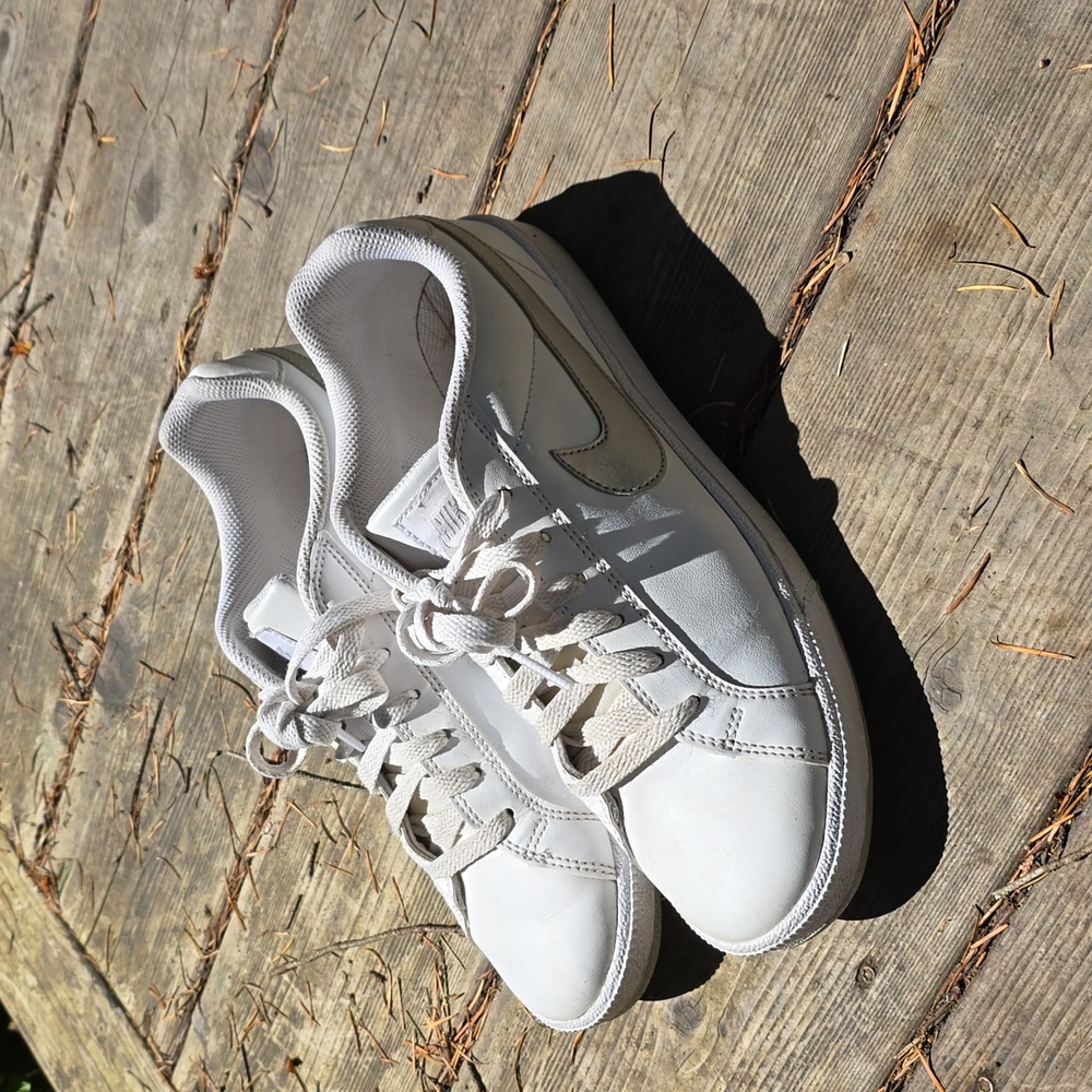White nike tennis shoes